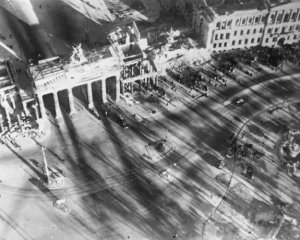 Солдати відбирали годинники у перехожих