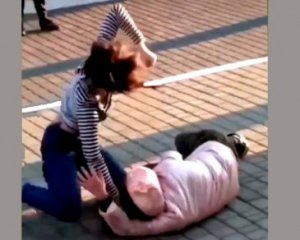 "Але ж вона ржачно заревіла" - відео побиття 12-річної дівчини виклали в інтернет