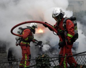 У Парижі біля Версалю спалахнула масштабна пожежа