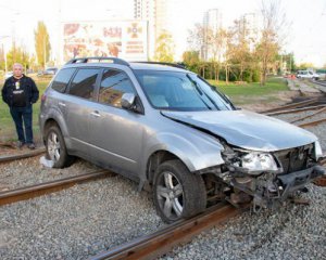 Автомобіль винесло на колії - у столиці сталась аварія