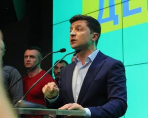 Зеленский поздравил украинцев с Пасхой на двух языках
