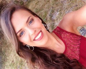 Учасниця конкурсу краси потрапила під трактор