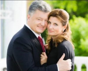 В сети обсуждают неоднозначное фото Порошенко с женой