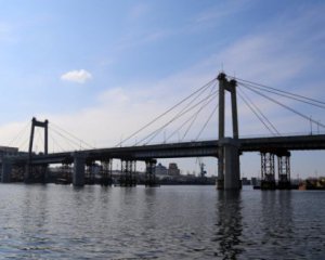 Столичный мост через Днепр готовят к сносу