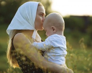 Коли в Україні святкують День матері