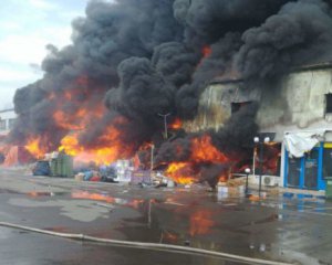 У передмісті Бухареста горить торговий центр, є постраждалі