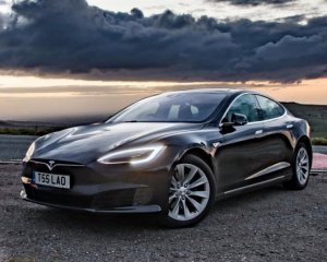 Автомобили Tesla начали самостоятельно заказывать ремонт