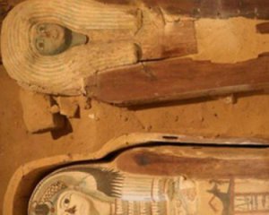 Двоє чоловіків в саркофазі - біля єгипетських пірамід розкопали цвинтар
