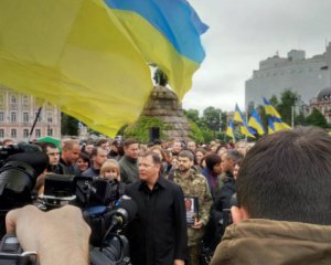 Ляшко вышел на акцию &quot;Украинский бессмертный полк&quot; с портретом погибшего земляка