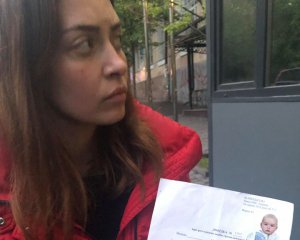Женщина неделю стоит под посольством, чтобы вернуть сына