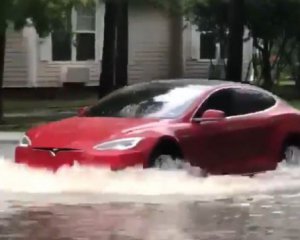 Что-то невероятное: Tesla удалось проехать полностью затопленной улице