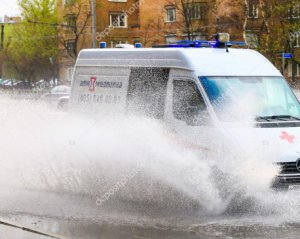 &quot;Швидка&quot; застрягла в калюжі, лікарів на виклик привезли рятувальники