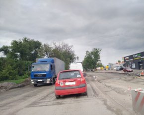 Трасу Київ - Харків у Полтаві перетворили на ґрунтову смугу перешкод - зняли відео