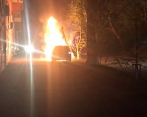 Вночі в Києві спалили машину головного редактора телеканалу TVI: відео