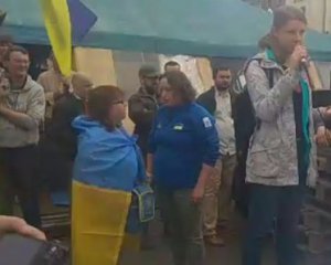 У Харкові люди вийшли на вулицю проти знесення волонтерського намету