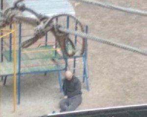 Мужчина повесился на детской площадке