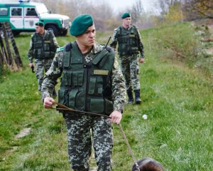 Бежали от преследования: на границе задержали супругов из России