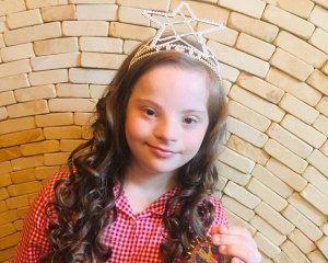 Девочка с синдромом Дауна завоевала корону на конкурсе красоты