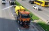 Украинские дороги начали мыть  с "шампунем"