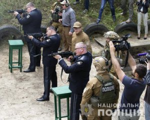 Поліцейським замінять автомати Калашникова на небойову зброю