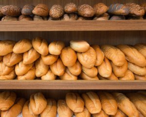Сколько хлеба можно купить за зарплату и пенсию украинцев