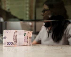 Чому українці не поспішають нести гроші в банки: думка експерта