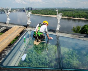 Кличко хоче пострибати на новому скляному мосту в Києві