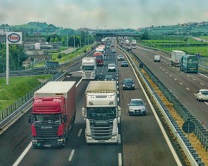 На дорогах України поменшає вантажівок