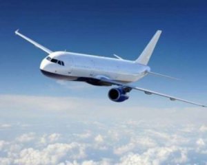 Літак здійснив екстренну посадку через замінування