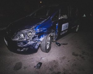 П&#039;яний таксист намагався збити дівчат