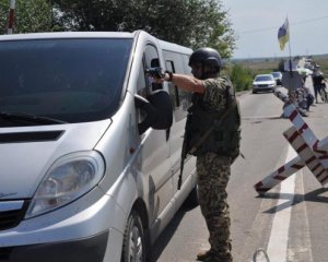 На блокпосту с ДНР у мужчины изъяли опасный груз
