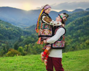 &quot;Дама вперед&quot;, &quot;мужик справа&quot; - показали давній гуцульський танець