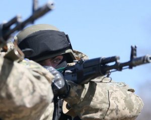 Украинских военных обстреляли из тяжелого вооружения