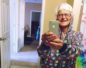 Партія Зеленського хоче закупити смартфони для бабусь