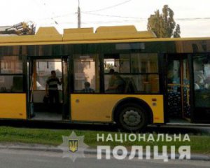 П&#039;яний студент у тролейбусі порізав ножем колишнього військового