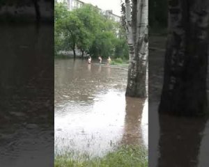 Показали на видео, как дождь затопил улицы города