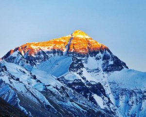 За неделю на Эвересте погибло восемь альпинистов