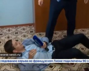 Чиновник Путина напал на журналиста с кулаками и повалил на пол