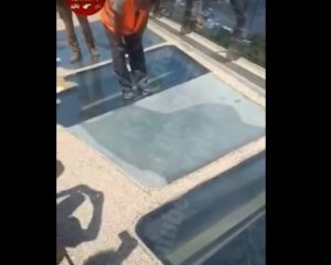 Скляний "міст Кличка" тріщить по швах