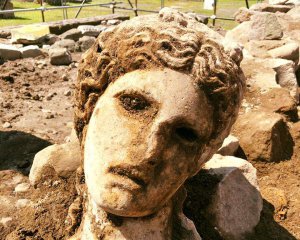 Археологи знайшли голову бога виноробства