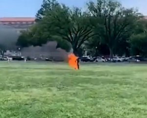 Чоловік підпалив себе біля резиденції президента