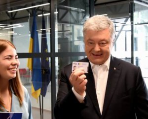 Порошенко похвастался билетом партии и зовет туда молодежь