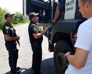 Полтавські активісти зупинили вантажівки з перегрузом
