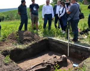 Нашли древнюю могилу молодой женщины