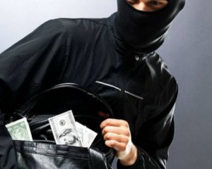 Зв'язали та побили: під Києвом пограбували родину адвоката