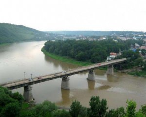 Полицейские спасли девушку, которая прыгнула в Днестр