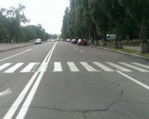 Легковик збив жінку з дітьми на пішохідному переході