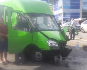 В Харькове маршрутка влетела в грузовик: много пострадавших