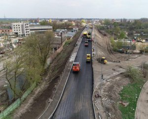 Відкрили Горбатий міст, який ремонтували рік (відео)