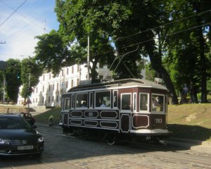 Показали 113-летний трамвай и рассказали, как их боялись: состоялся парад старинных "конок"